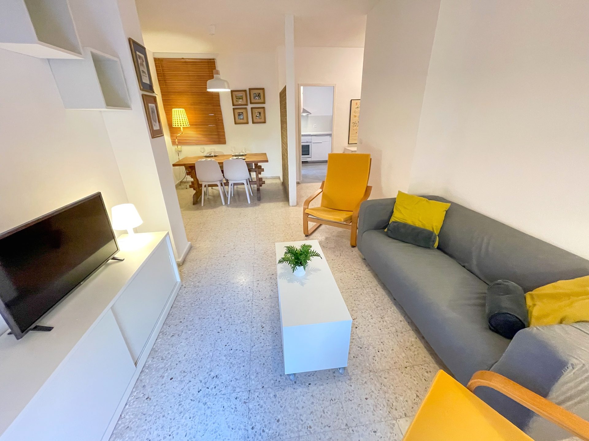 Acogedor Apartamento de 3 Habitaciones en Calle Zafiro, La Macarena