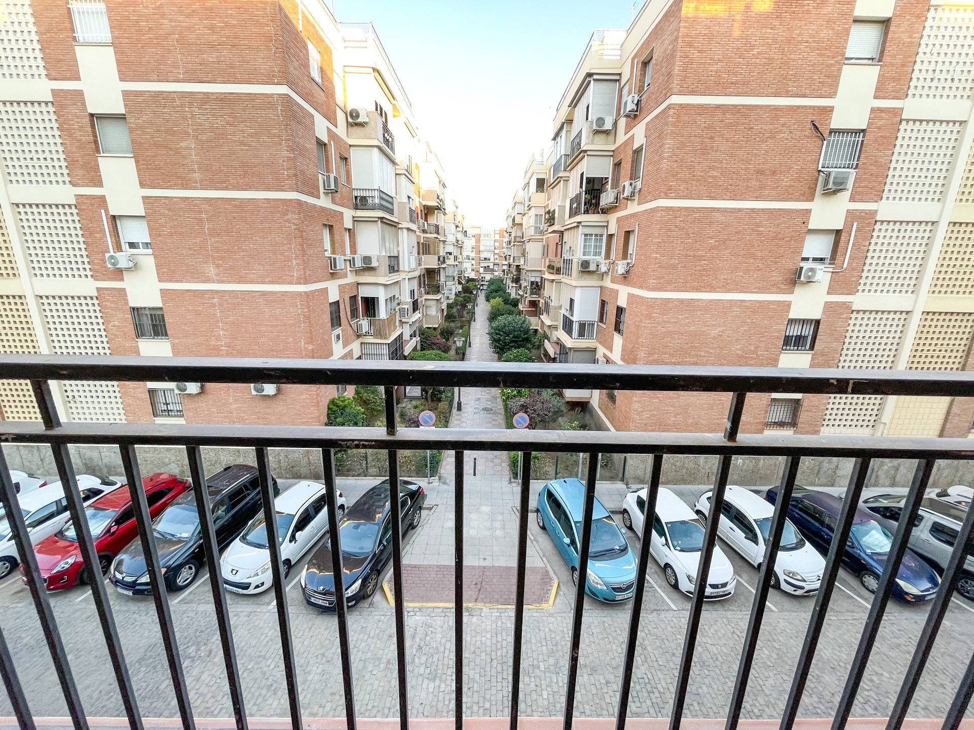 Acogedor Apartamento de 3 Habitaciones en Calle Zafiro, La Macarena