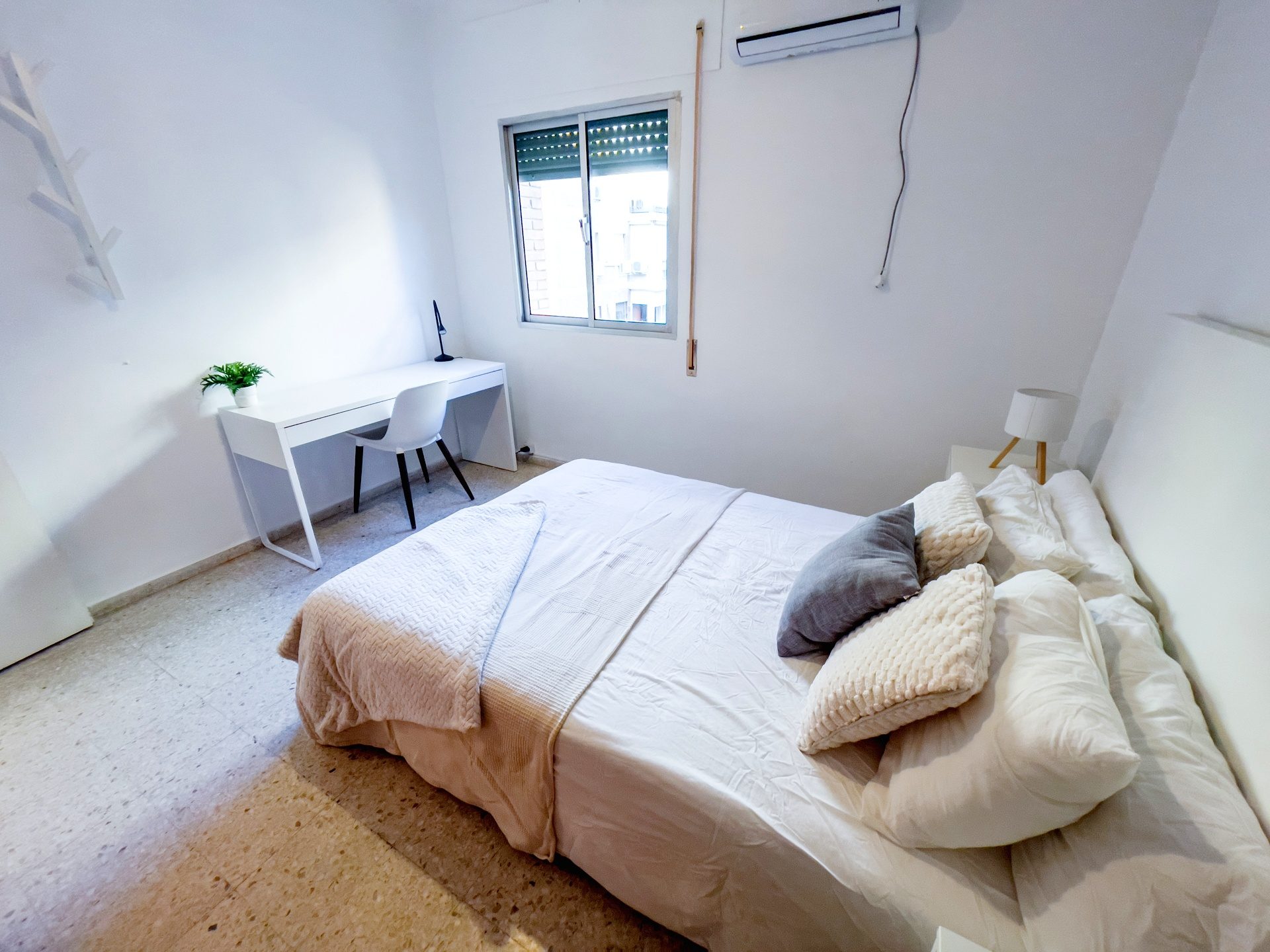 Acogedor Apartamento de 3 Habitaciones en Calle Zafiro, La Macarena