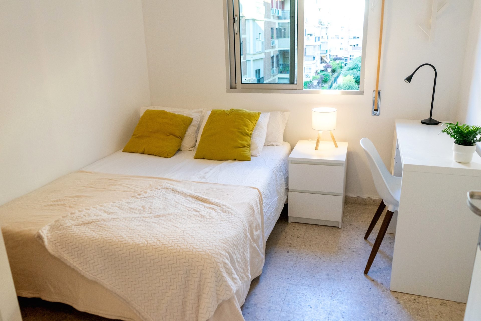 Acogedor Apartamento de 3 Habitaciones en Calle Zafiro, La Macarena
