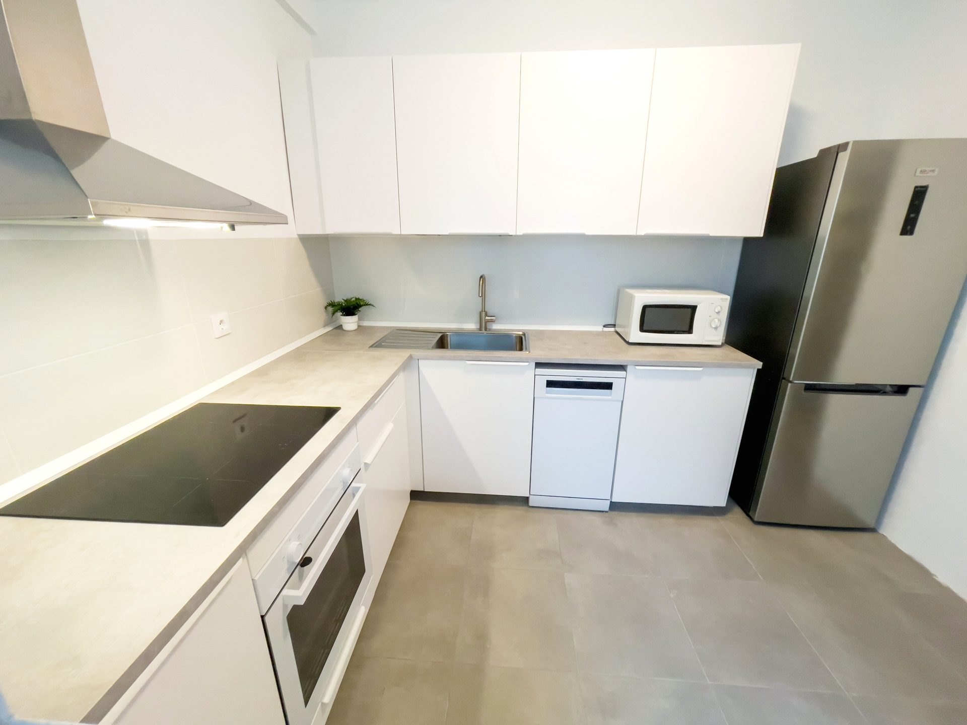 Acogedor Apartamento de 3 Habitaciones en Calle Zafiro, La Macarena