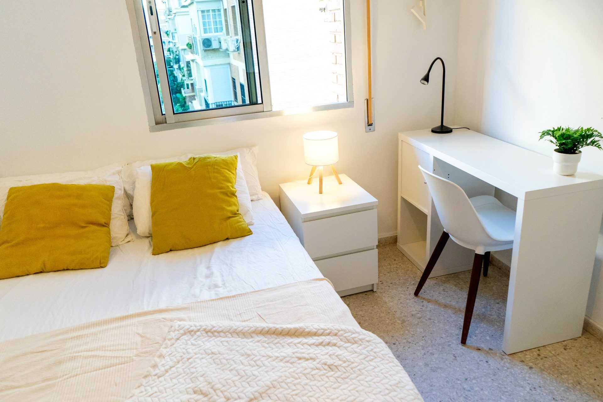 Acogedor Apartamento de 3 Habitaciones en Calle Zafiro, La Macarena