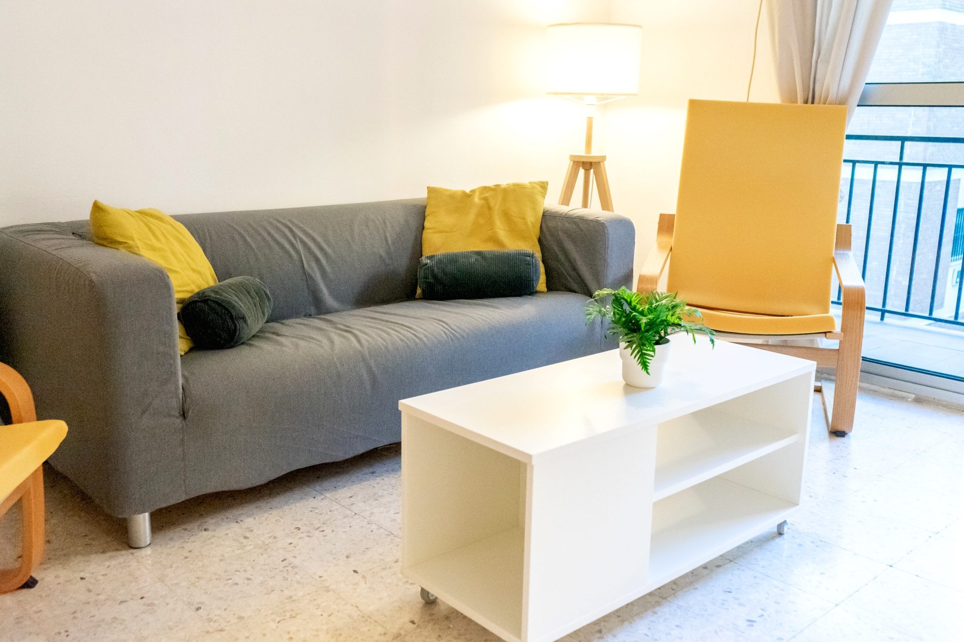 Acogedor Apartamento de 3 Habitaciones en Calle Zafiro, La Macarena