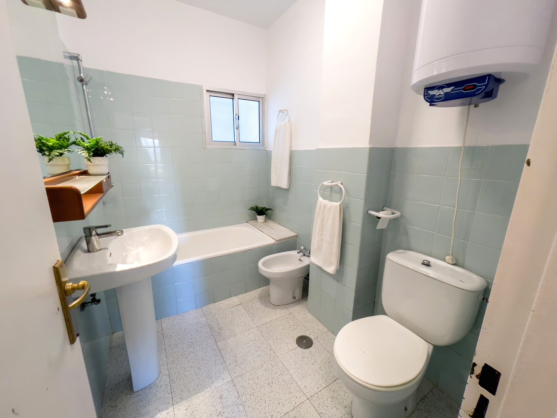 Acogedor Apartamento de 3 Habitaciones en Calle Zafiro, La Macarena