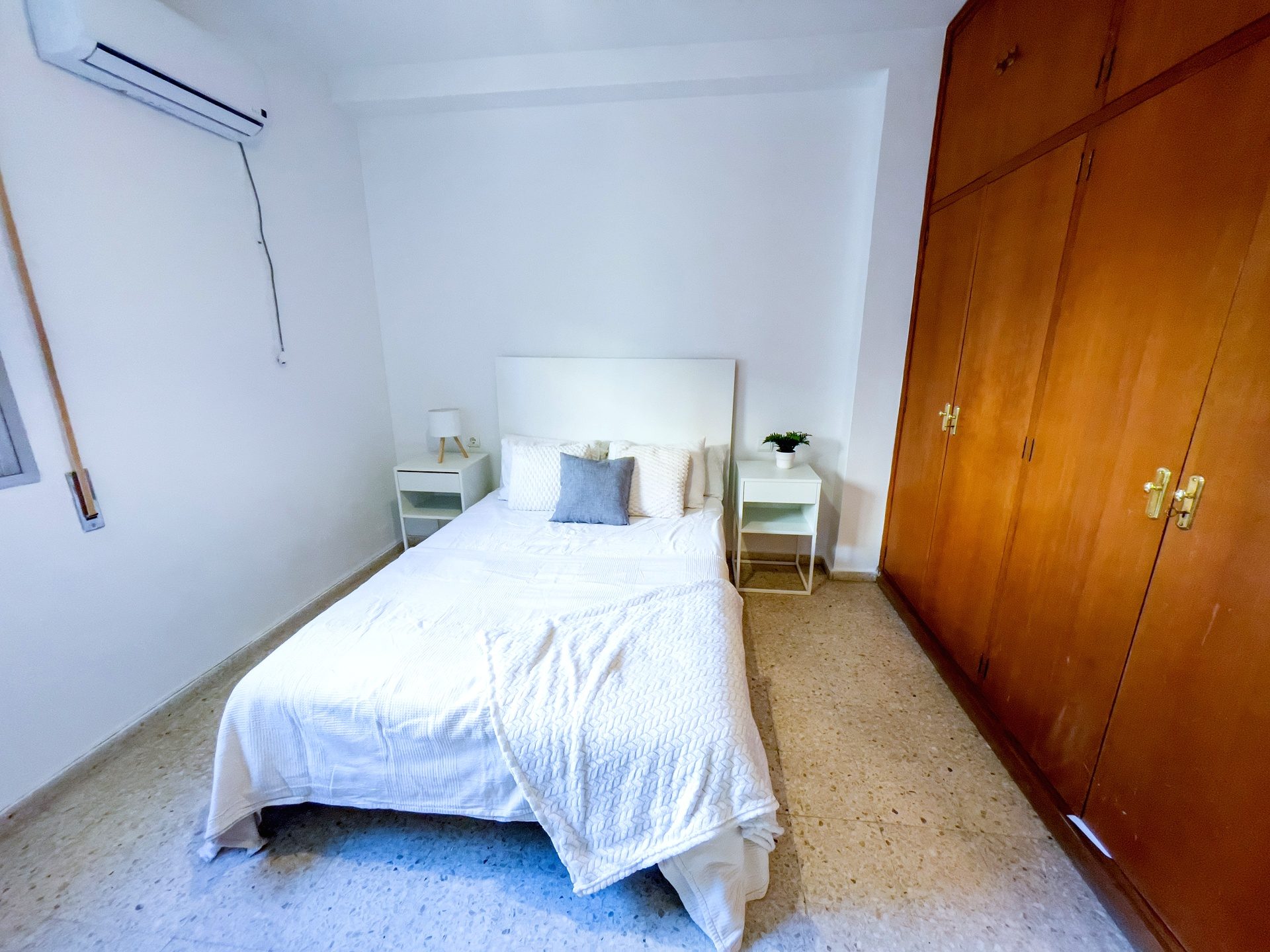 Acogedor Apartamento de 3 Habitaciones en Calle Zafiro, La Macarena