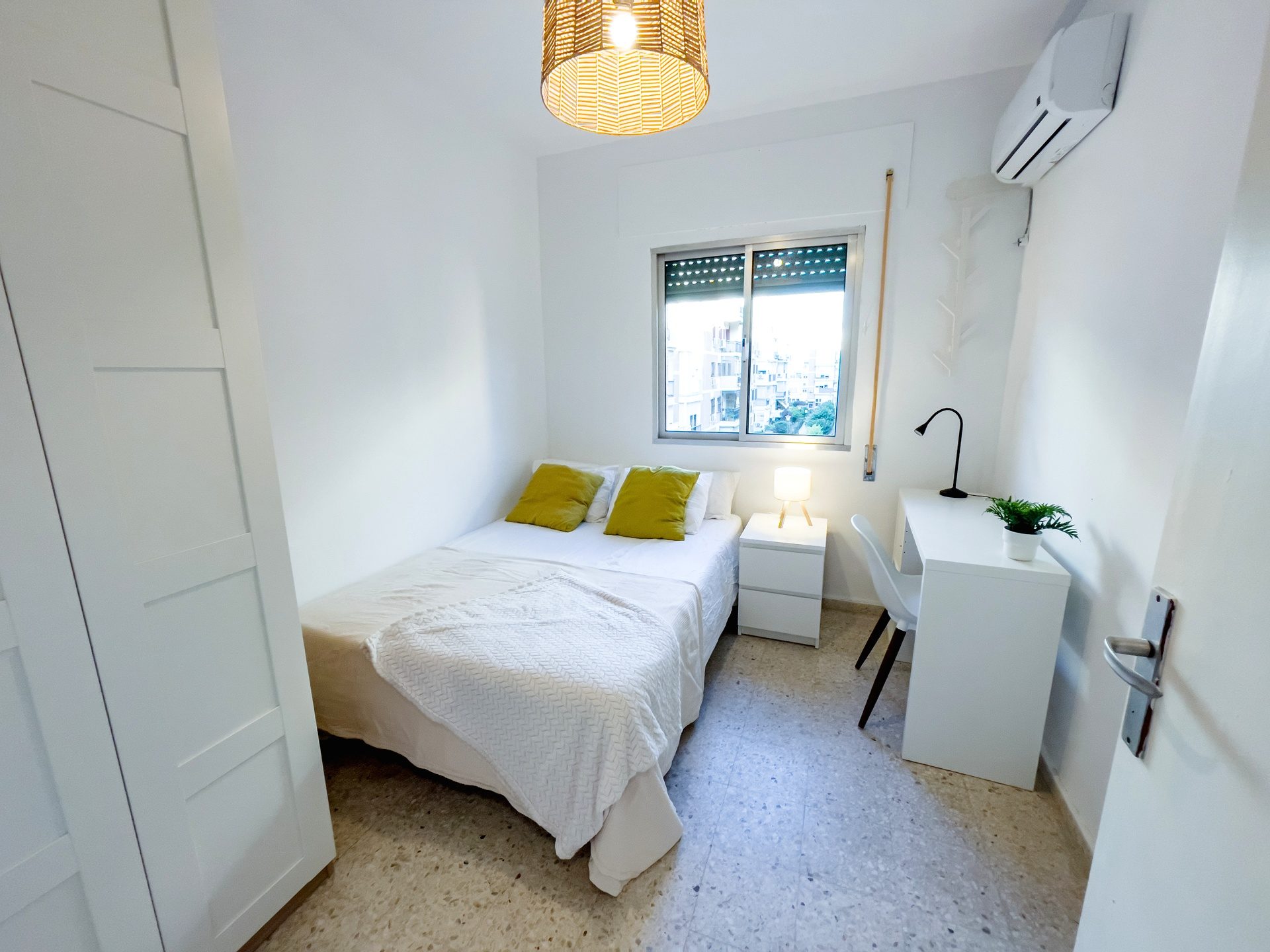 Acogedor Apartamento de 3 Habitaciones en Calle Zafiro, La Macarena