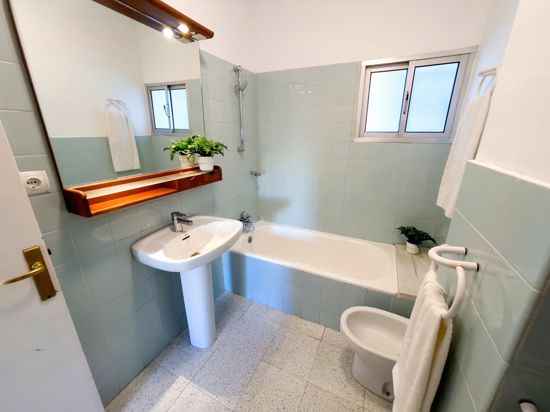 Acogedor Apartamento de 3 Habitaciones en Calle Zafiro, La Macarena