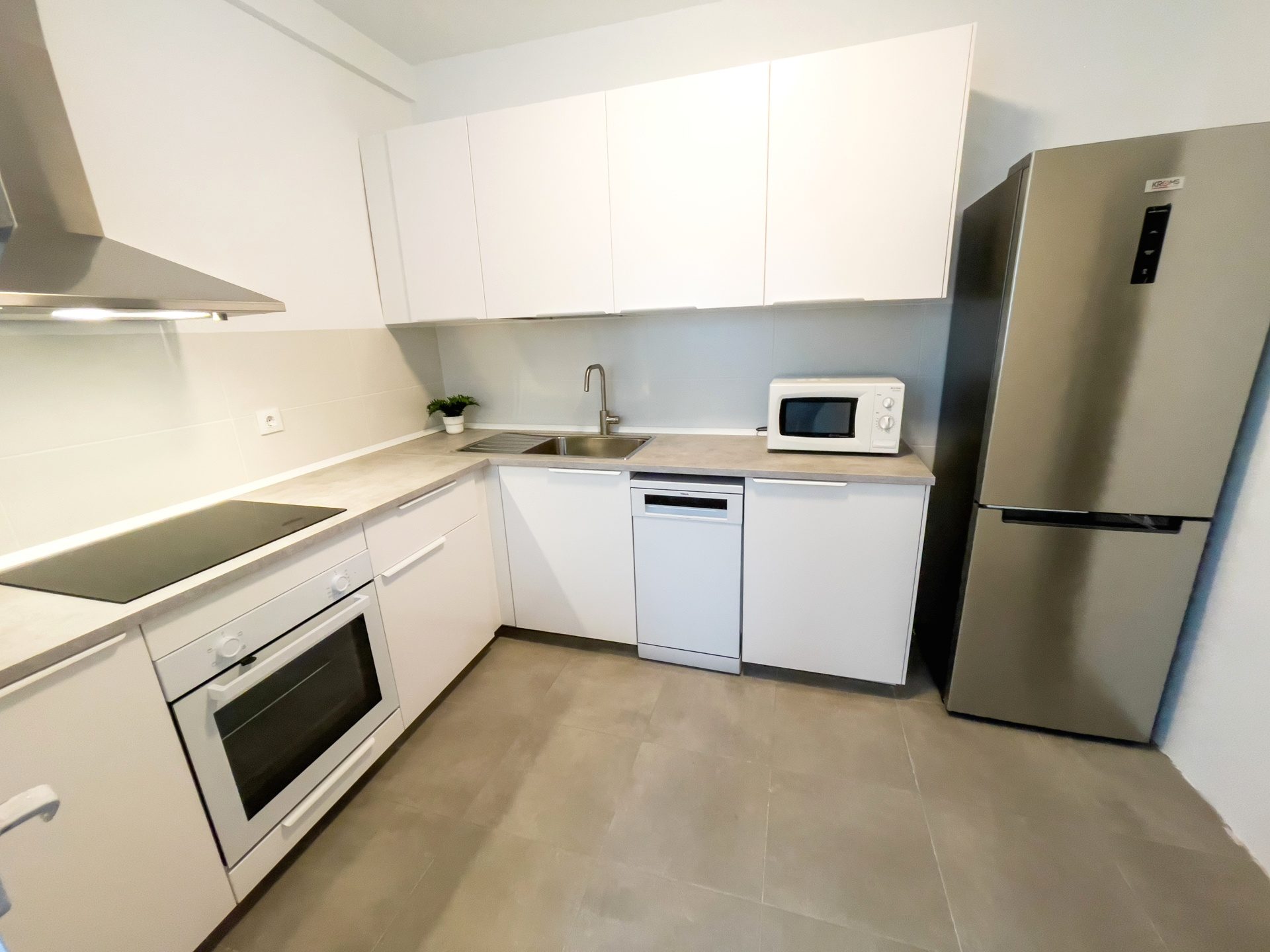 Acogedor Apartamento de 3 Habitaciones en Calle Zafiro, La Macarena