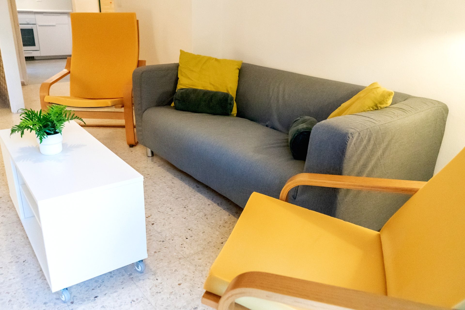 Acogedor Apartamento de 3 Habitaciones en Calle Zafiro, La Macarena