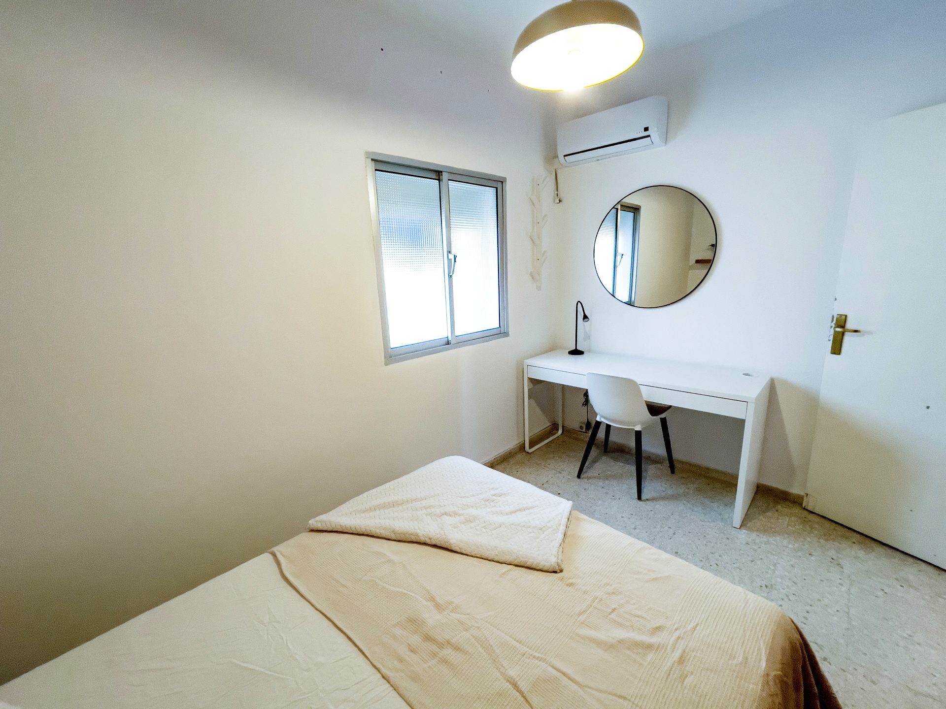 Acogedor Apartamento de 3 Habitaciones en Calle Zafiro, La Macarena