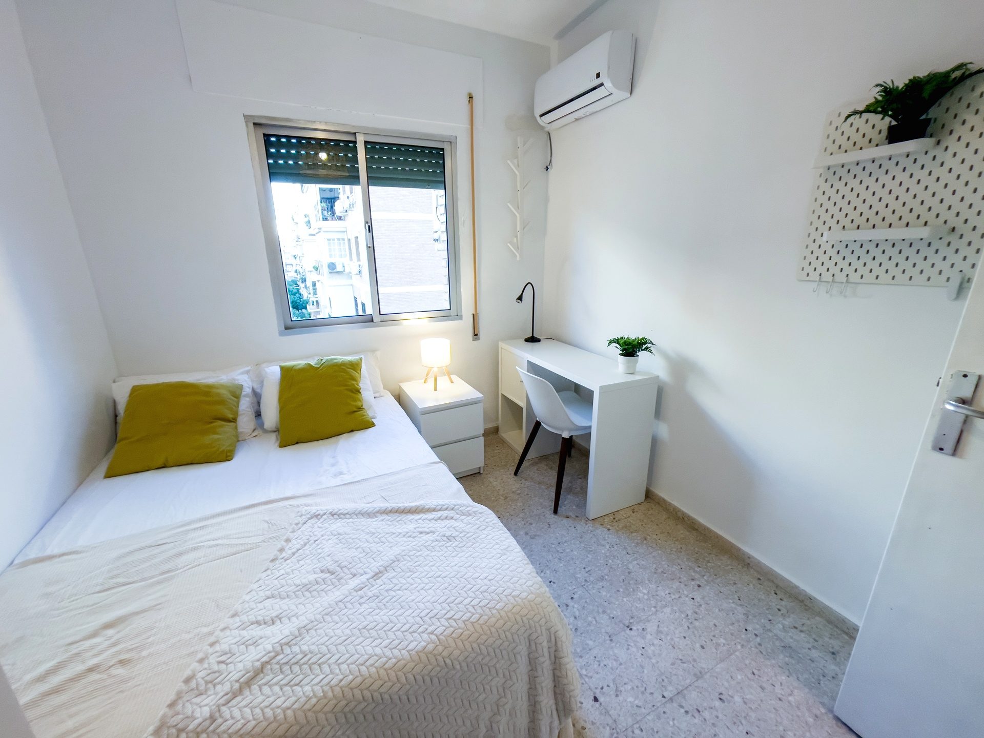 Acogedor Apartamento de 3 Habitaciones en Calle Zafiro, La Macarena
