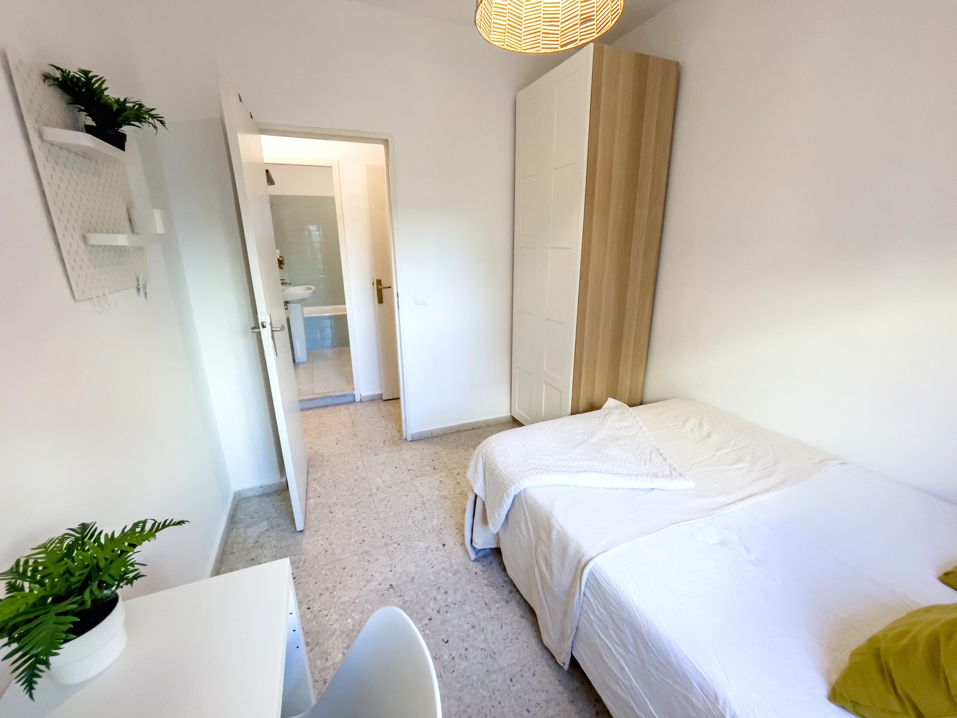 Acogedor Apartamento de 3 Habitaciones en Calle Zafiro, La Macarena