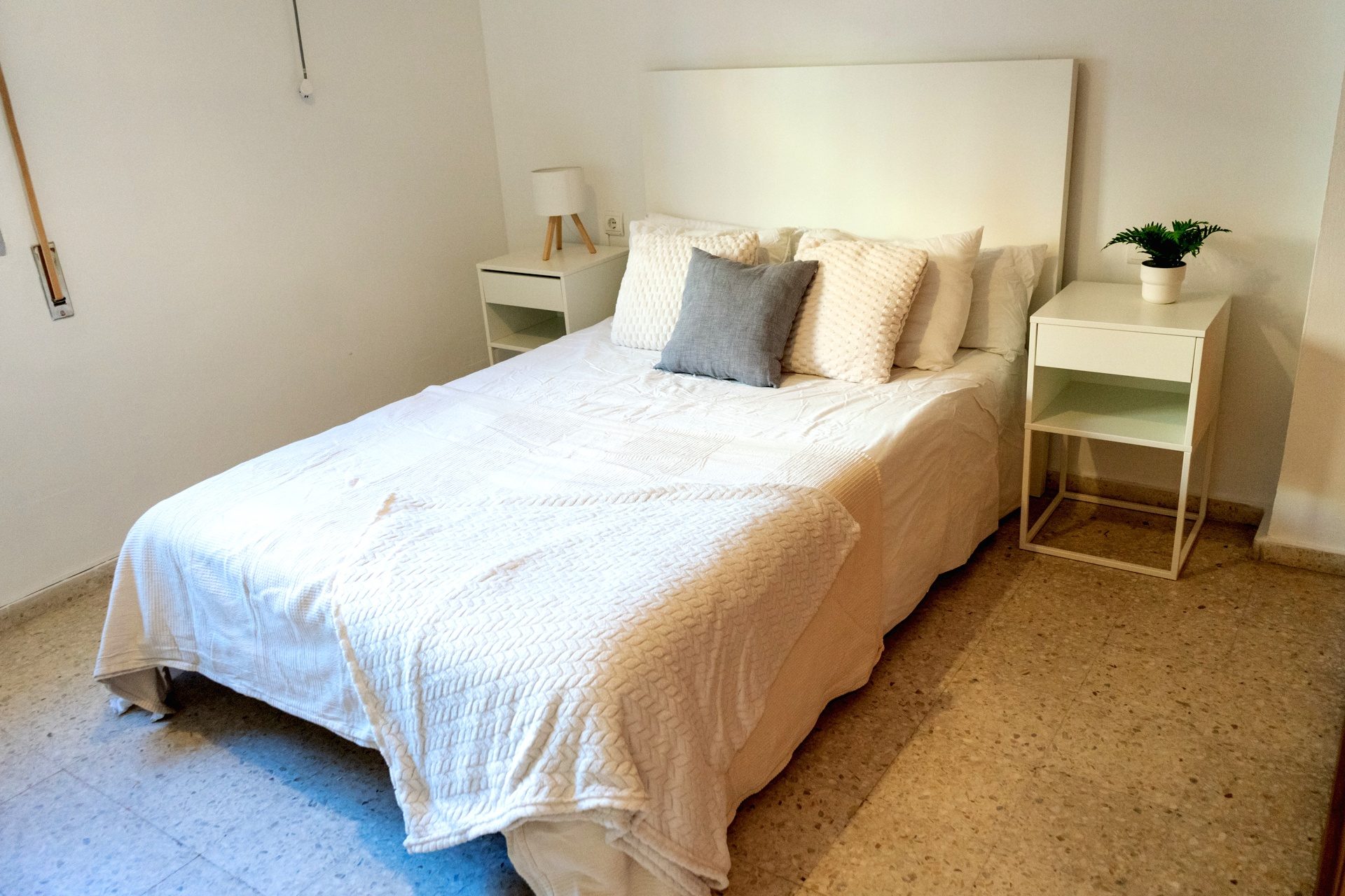 Acogedor Apartamento de 3 Habitaciones en Calle Zafiro, La Macarena