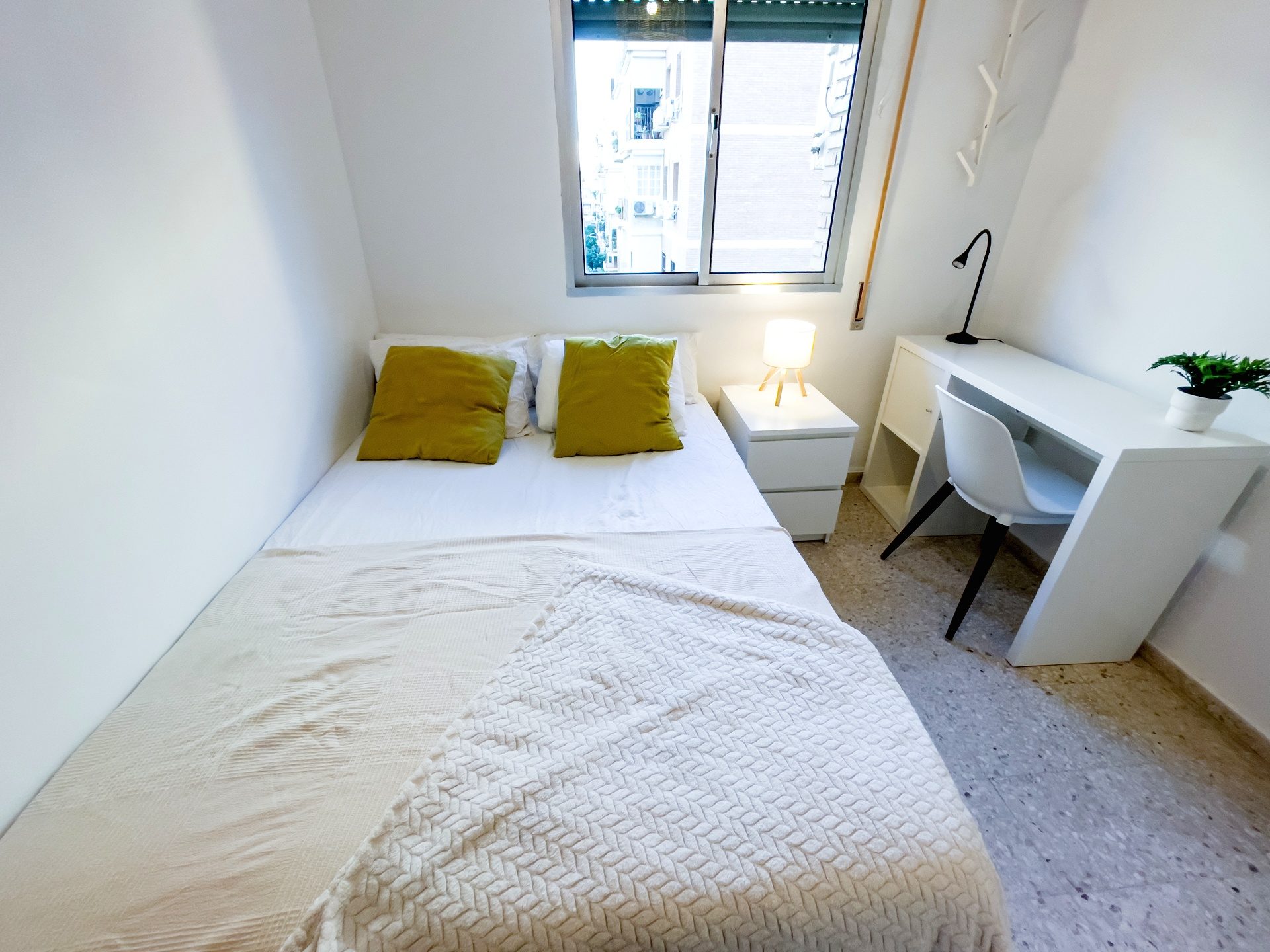 Acogedor Apartamento de 3 Habitaciones en Calle Zafiro, La Macarena