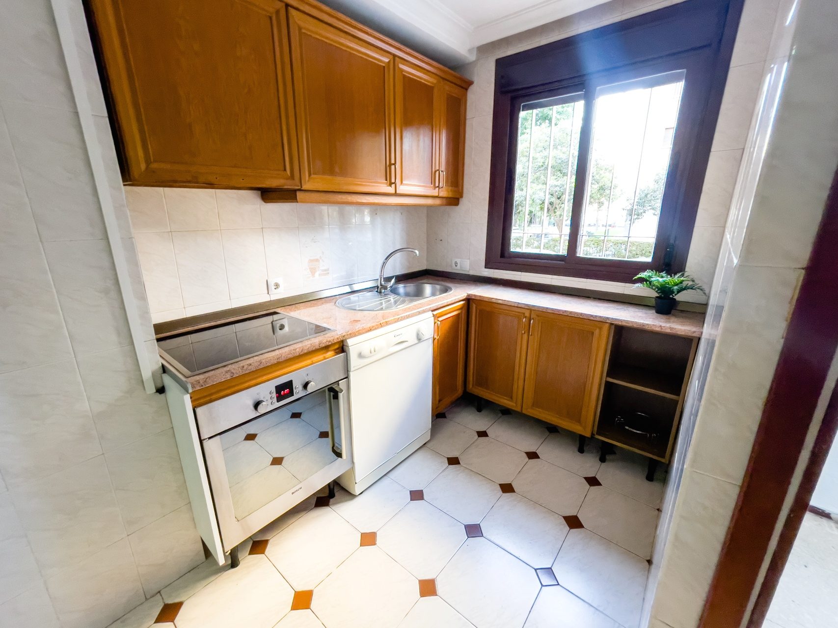 Gran Piso de 5 Habitaciones en Grupo Óscar Carvallo - Nervion