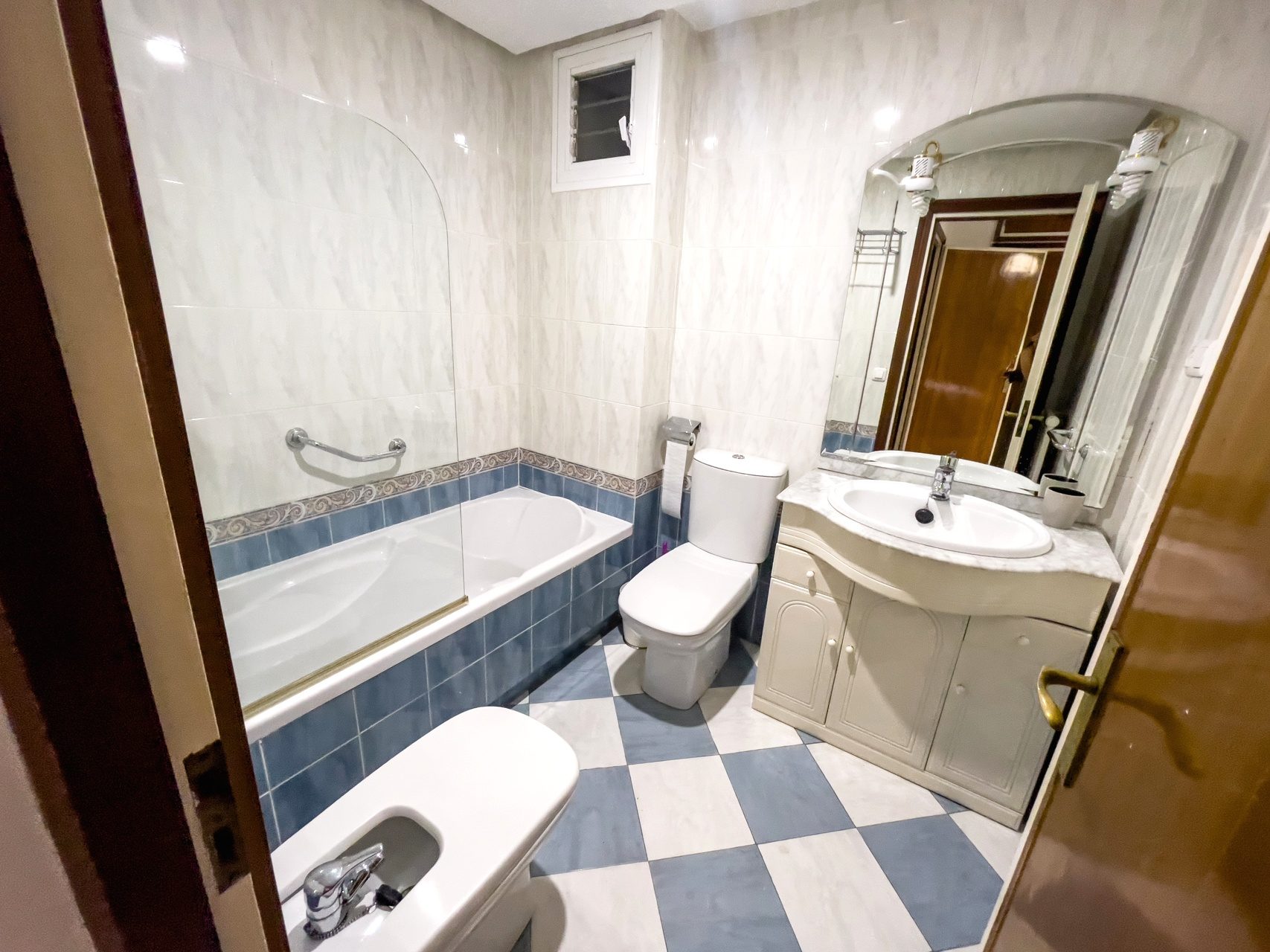 Gran Piso de 5 Habitaciones en Grupo Óscar Carvallo - Nervion