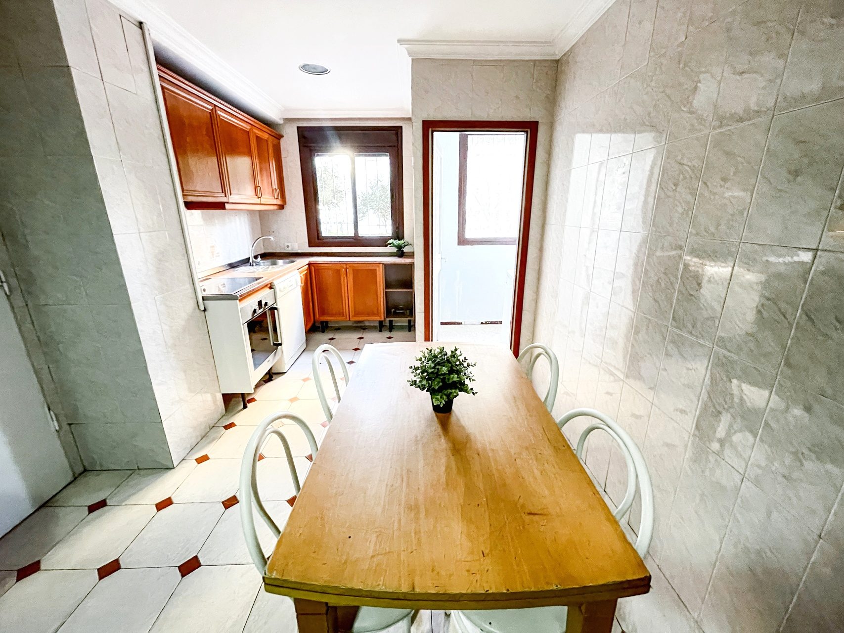 Gran Piso de 5 Habitaciones en Grupo Óscar Carvallo - Nervion