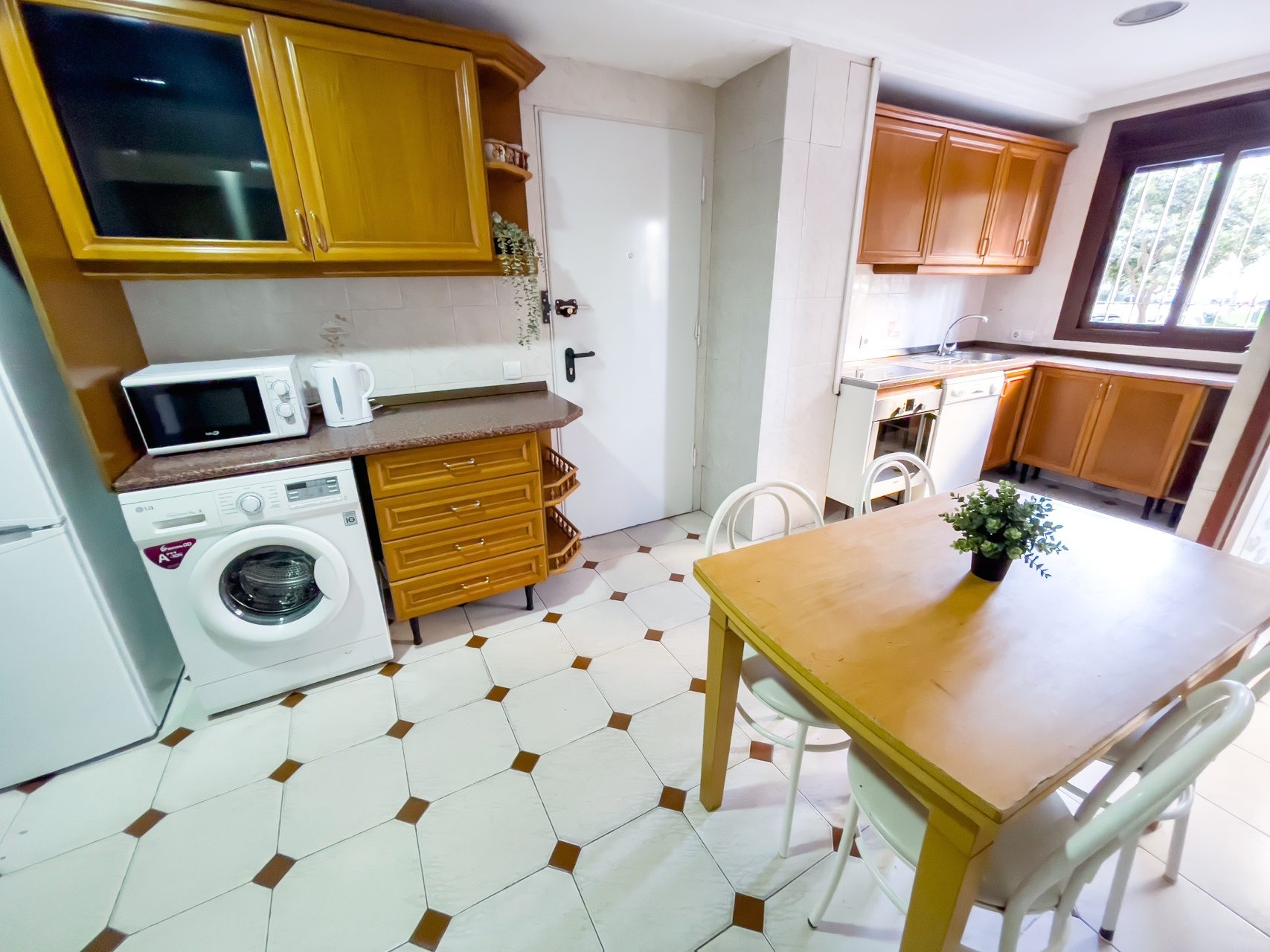 Gran Piso de 5 Habitaciones en Grupo Óscar Carvallo - Nervion