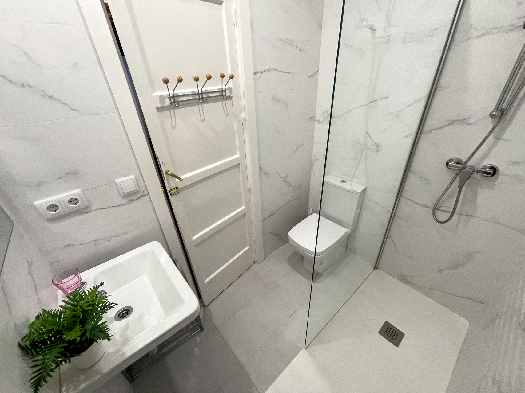 Habitación doble con baño privado para estudiantes en Sevilla