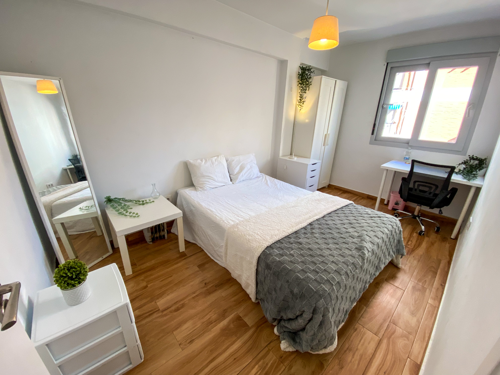 Room with desk for students in Triana, Seville