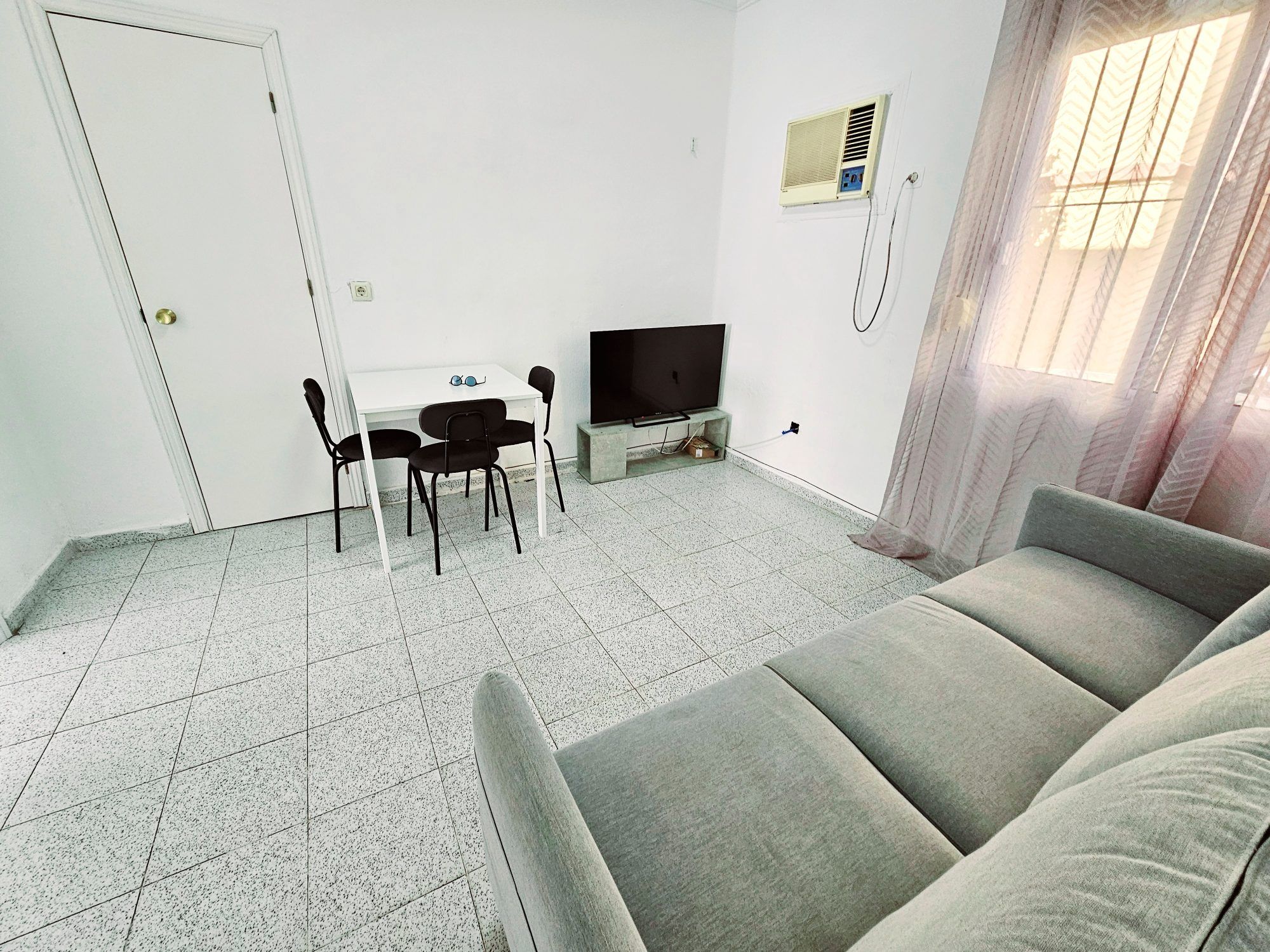 Piso de tres habitaciones en Calle Ferrobús, Macarena, Sevilla