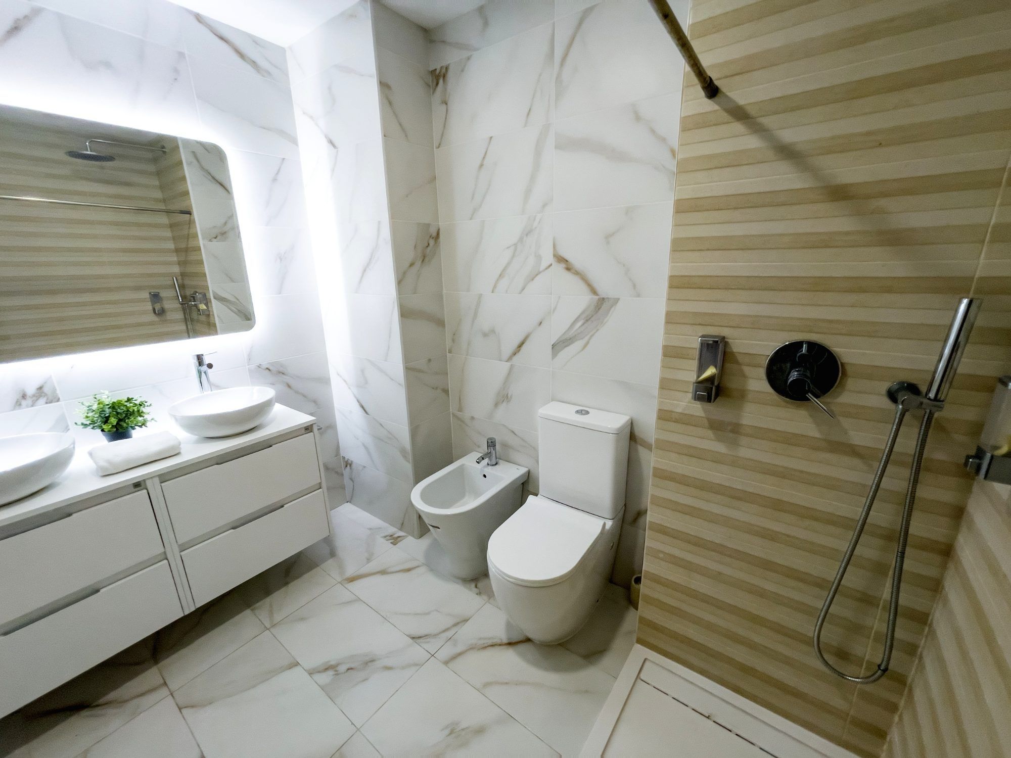 Habitación con baño privado en calle Genova, Triana, Sevilla