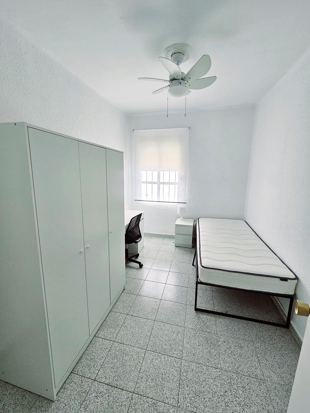 Habitación individual en Macarena, calle Ferrobus, Sevilla